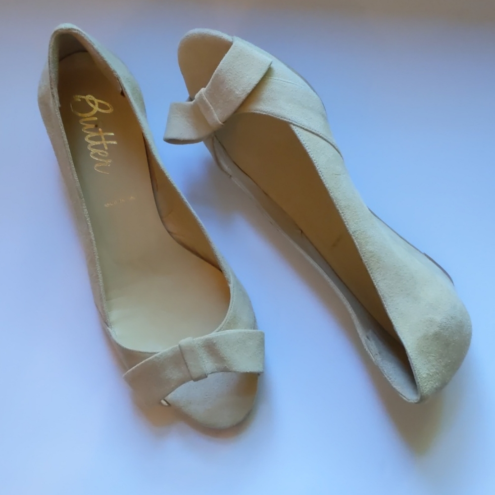 Butter tan suede open toe low wedge shoes-sz 9